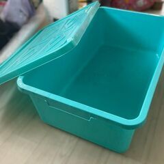 大型プラスチック収納ボックス（約30×39×74cm）の画像