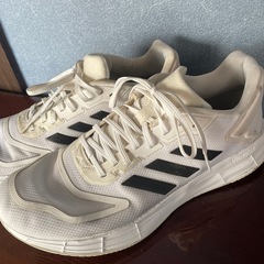 adidas ホワイト スニーカーの画像