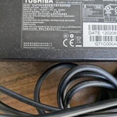 中古東芝製ノートパソコン用のACアダプターの画像