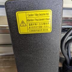 中古東芝製ノートパソコン用のACアダプターの画像