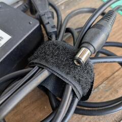 中古東芝製ノートパソコン用のACアダプターの画像