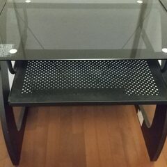 ガラス天板机と椅子の画像