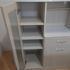 美品食器棚の画像