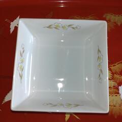 【実家】緑の花柄 中角鉢 １枚の画像