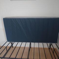 シングルベットとマットレスの画像