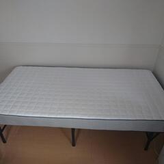 シングルベットとマットレスの画像