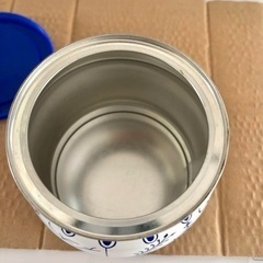 お菓子の缶の画像