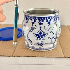 お菓子の缶の画像