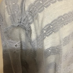 透ける　グレー　カーディガンの画像
