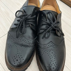 ほとんど新品の靴、1〜2回のみ使用、サイズ24.5cmの画像