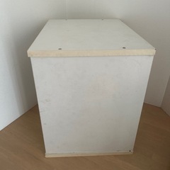 白い収納ボックスの画像