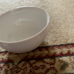 白い食器のセットの画像