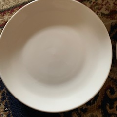 白い食器のセットの画像