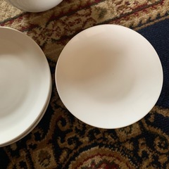 白い食器のセットの画像