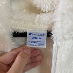 Champion 白のふわふわアウターの画像