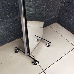 【超美品・お届けも可能です】元値1.7 万円 スタンドミラー キャスター付き 全身 クロムカラー おしゃれ 全身鏡 ミラー キャスター  角度調整 ストッパー付き（幅370×奥行360×高さ1590mm）の画像