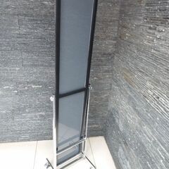 【超美品・お届けも可能です】元値1.7 万円 スタンドミラー キャスター付き 全身 クロムカラー おしゃれ 全身鏡 ミラー キャスター  角度調整 ストッパー付き（幅370×奥行360×高さ1590mm）の画像