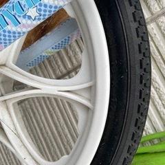 パンクした一輪車の画像