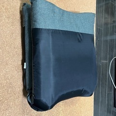 美品　 座椅子 チャコールグレー アイリスプラザ　幅約46×奥行約58×高さ約68cm  の画像
