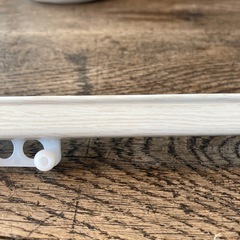 美品ベージュ木目柄カーテンレールの画像