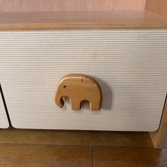 木製 絵本棚 ゾウの取っ手付き おもちゃ収納の画像