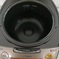 0812-049 【TIGER】※劣化あり※炊飯器5.5合　14年製の画像