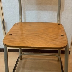 小学校の机とイスのセットの画像