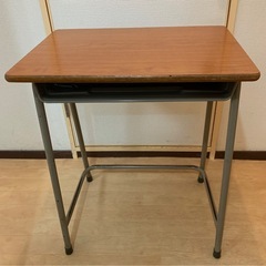 小学校の机とイスのセットの画像