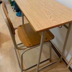 小学校の机とイスのセットの画像