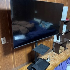 58型テレビとテレビスタンドの画像