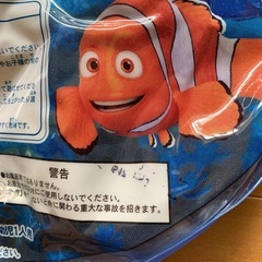 足を入れておしりを支えてくれて乗るタイプの浮き輪です。の画像