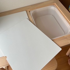 IKEA フリサット子供用テーブル、椅子の画像