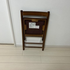 木製折りたたみ椅子一脚の画像