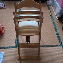 木製ハイチェアの画像