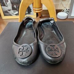 TORY BURCH(トリーバーチ) 本革のすらりフラットシューズ、いかがでしょうか？の画像