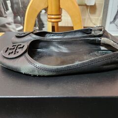 TORY BURCH(トリーバーチ) 本革のすらりフラットシューズ、いかがでしょうか？の画像