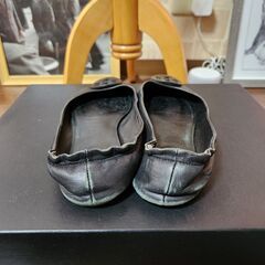 TORY BURCH(トリーバーチ) 本革のすらりフラットシューズ、いかがでしょうか？の画像