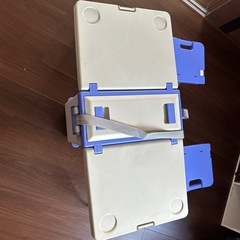 テーブルにもなるクーラーボックスの画像