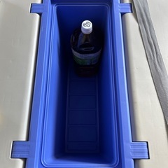 テーブルにもなるクーラーボックスの画像