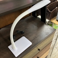 I2508-354  LEDデスクランプ　DS-LS16MUGH-W  2023年製　通電確認済　キズ汚れ有りの画像