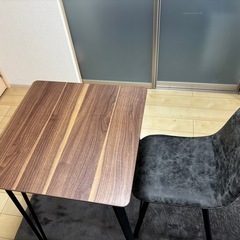 ハイテーブルとハイチエアの画像