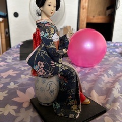装飾用の芸者人形の置物の画像
