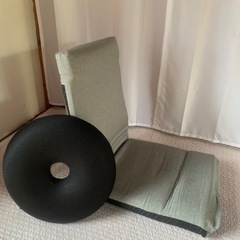 ニトリの座椅子とドーナツクッションの画像