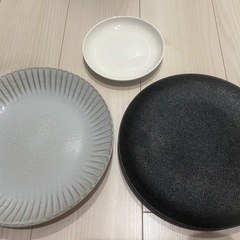 鍋、フライパン、皿の画像