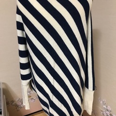 変わったデザイン　ロング丈のセーターの画像