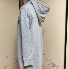 グレー　ロングパーカー　毛羽立ちありの画像
