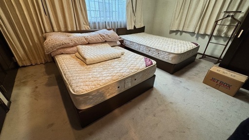 セミダブルベッド・マットレス・サイドテーブル