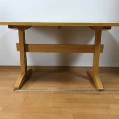 ダイニングテーブルの画像