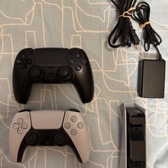 PS5 本体CFI-1000A01ワイヤレスコントローラー2個と充電器の画像