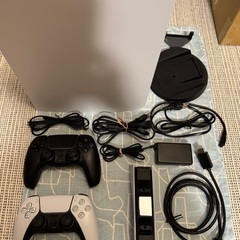 PS5 本体CFI-1000A01ワイヤレスコントローラー2個と充電器の画像